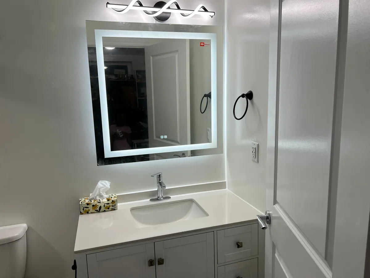 White shaker vanity with quartz countertop and matte black fixtures